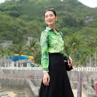 Áo sơ mi lụa dài bồng họa tiết trầu bà lá xẻ Nvar xanh